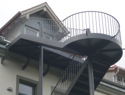 04_aussentreppe_gewendelt